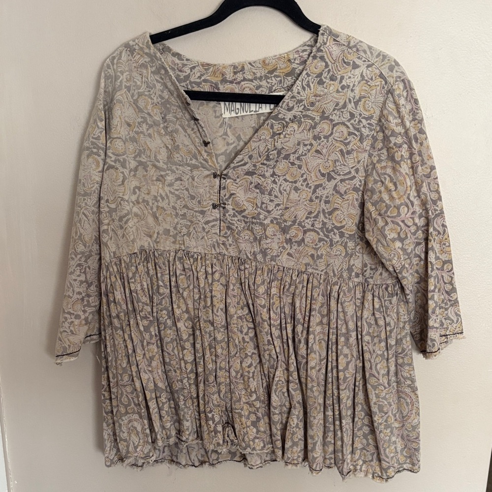 Monoreno Gray and Cream Floral V-Neck Smocked Tunic